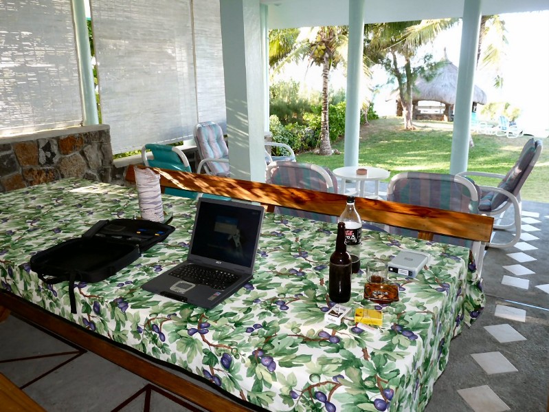 Hier sind wir oft. Terasse mit Laptop und diversen Drinks