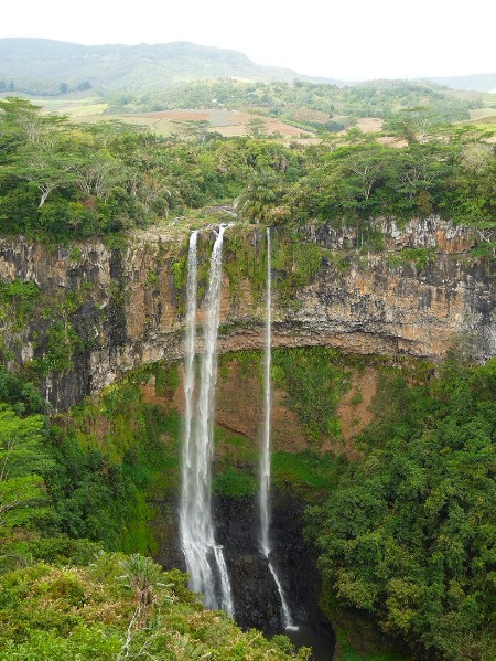schöner, tiefer Wasserfall