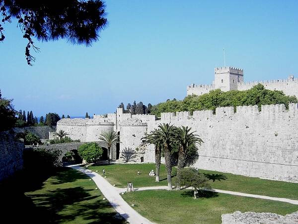 Stadtmauer von Rhodos, rechts im Hintergrund der Gromeisterpalast