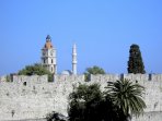 Stadtmauer von Rhodos, dahinter der Uhrenturm und das Minarett der Suleiman-Moschee