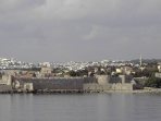 Stadtmauer von Rhodos zur Seeseite, hinten rechts das Minarett der Suleiman-Moschee
