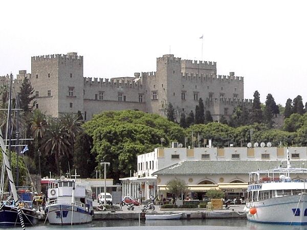 Der Gromeisterpalast von Rhodos (Blick vom Hafen Mandraki)