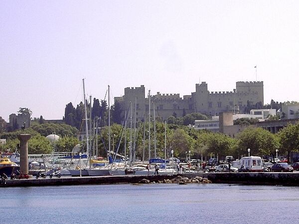 Der Gromeisterpalast von Rhodos (Blick ber den Hafen Mandraki)