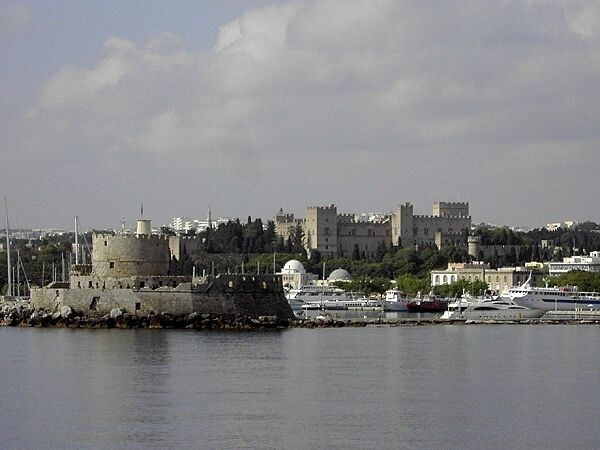 Der Gromeisterpalast von Rhodos, links vorne die Festung Agios Nikolaos