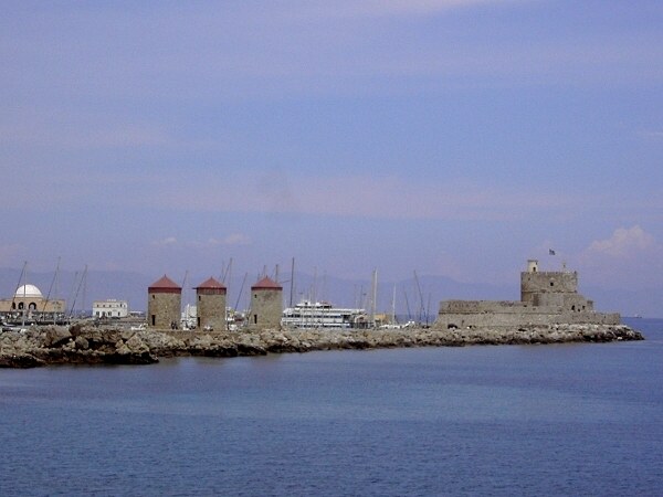 Die Windmhlen am Hafen Mandraki, rechts die Festung Agios Nikolaos