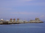 die Windmhlen am Hafen Mandraki, rechts die Festung Agios Nikolaos