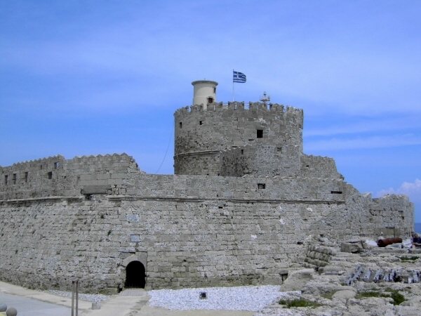 Stadt Rhodos: die Johanniter-Festung Agios Nikolaos am Hafen Mandraki