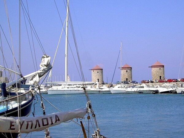 Stadt Rhodos: Jachten im Hafen Mandraki, im Hintergrund die drei Windmhlen