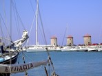 Stadt Rhodos: Jachten im Hafen Mandraki, im Hintergrund die drei Windmhlen