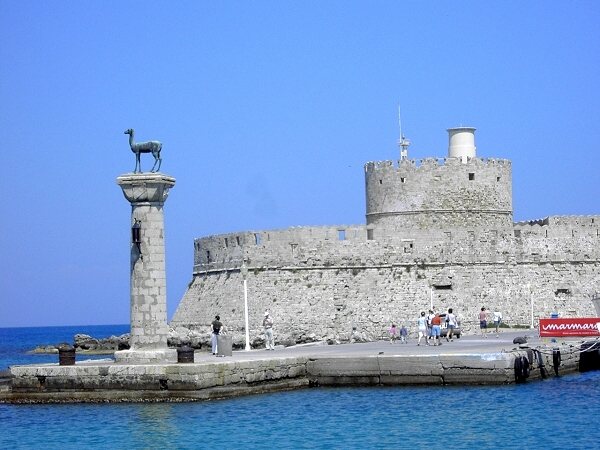 Hirschkuh Elafina am Hafen Mandraki, rechts die Festung Agios Nikolaos