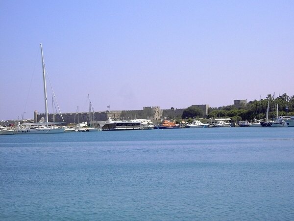 Stadt Rhodos: der Hafen Mandraki, im Hintergrund die Stadtmauer