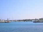 Stadt Rhodos: Einfahrt zum Hafen Mandraki, im Hintergrund die Stadtmauer