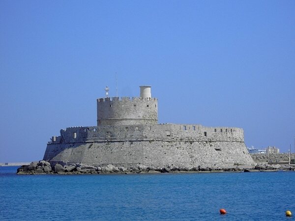 Stadt Rhodos: die Festung Agios Nikolaos an der Einfahrt zum Hafen Mandraki