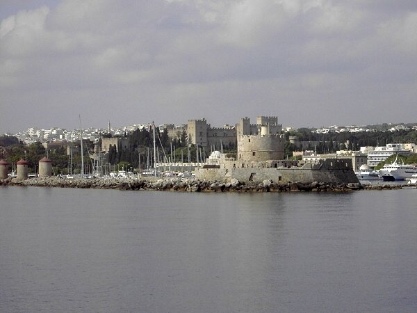 Stadt Rhodos: die Festung Agios Nikolaos und der Hafen Mandraki von der Seeseite