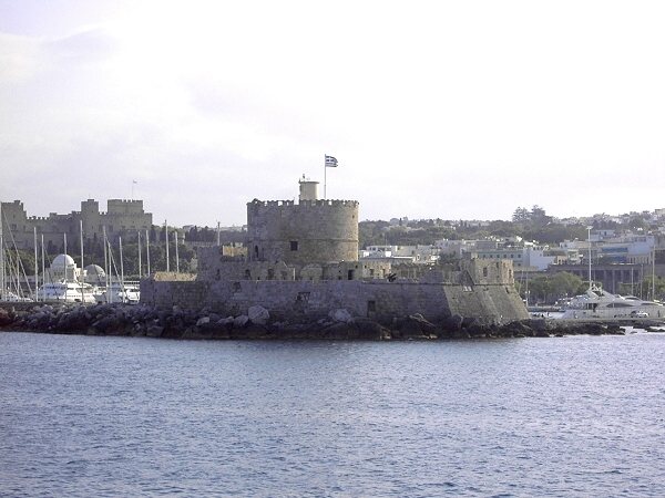 Die Festung Agios Nikolaos von der Seeseite, links hinten der Gromeisterpalast