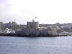 die Festung Agios Nikolaos von der Seeseite, links hinten der Gromeisterpalast