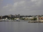 Stadt Rhodos: der Hafen Mandraki, im Hintergrund der Gromeisterpalast