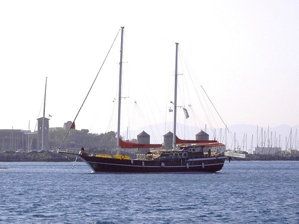 Einfahrt einer trkischen Gullet in den Hafen von Rhodos