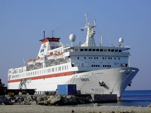 Kreuzfahrt-Schiff an der Pier im Hafen von Rhodos