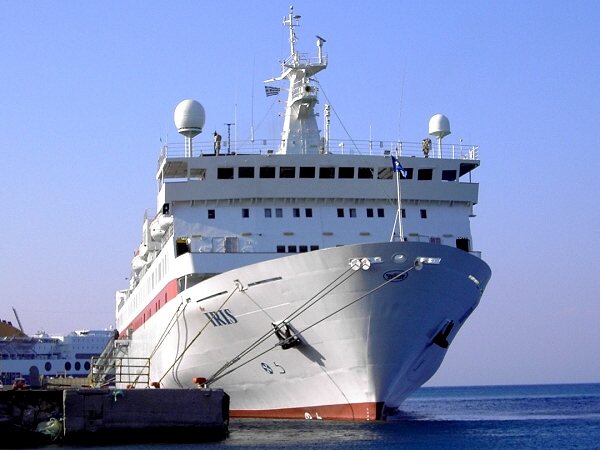 Kreuzfahrt-Schiff an der Pier im Hafen von Rhodos