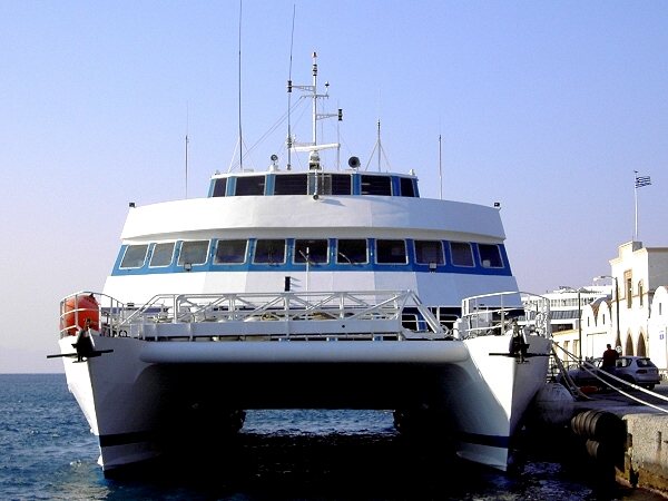 Katamaran an der Pier im Hafen von Rhodos