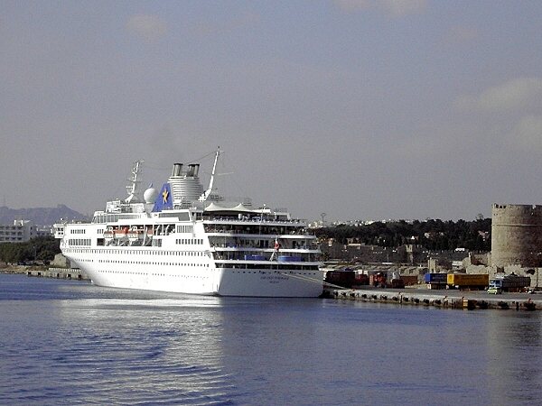 Kreuzfahrt-Schiff an der Pier im Hafen von Rhodos