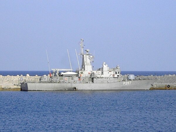 Wachboot der griechischen Kriegsmarine im Hafen von Rhodos