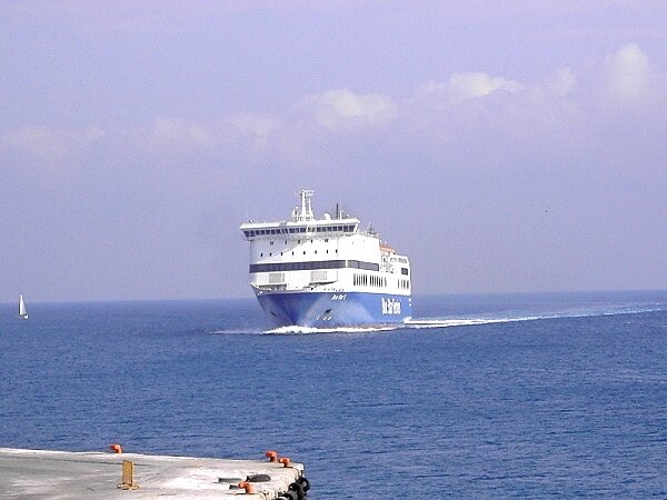 Fhre der "Blue Star Ferries" kurz vorm Anlegen im Hafen von Rhodos