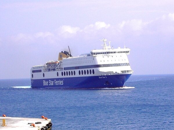 Fhre der "Blue Star Ferries" kurz vorm Anlegen im Hafen von Rhodos