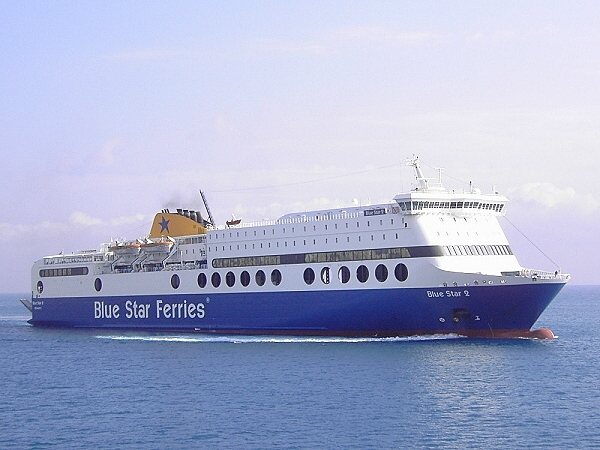 Fhre der "Blue Star Ferries" kurz vorm Anlegen im Hafen von Rhodos