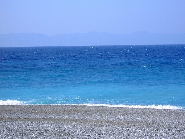 Meer und Strand an der Nordspitze von Rhodos, im Hintergrund die trkische Halbinsel Loryma