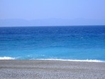 Meer und Strand an der Nordspitze von Rhodos, im Hintergrund die trkische Halbinsel Loryma