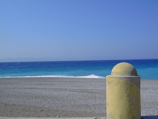 Meer und Strand an der Nordspitze von Rhodos, im Hintergrund die trkische Kste