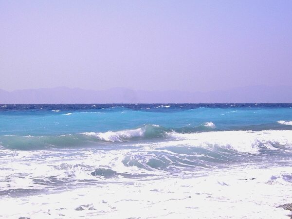 Meer und Strand an der Nordspitze von Rhodos, im Hintergrund die trkische Halbinsel Loryma