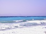 Meer und Strand an der Nordspitze von Rhodos, im Hintergrund die trkische Halbinsel Loryma