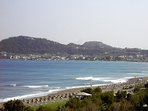 Der Strand von Faliraki, im Hintergrund das Dorf