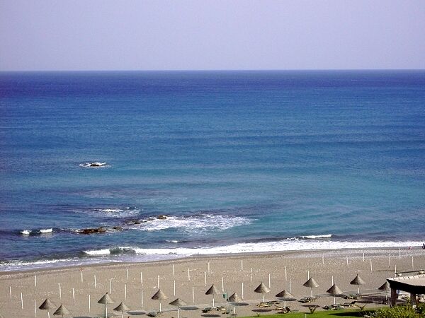 Der Strand von Faliraki: berwiegend feiner Sandstrand