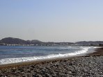 Der Strand von Faliraki, im Hintergrund das Dorf