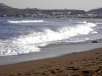 Der Strand von Faliraki: eine so starke Brandung ist hier eher selten ...