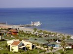 Solche Ausflugsboote fahren von Faliraki nach Rhodos oder Lindos