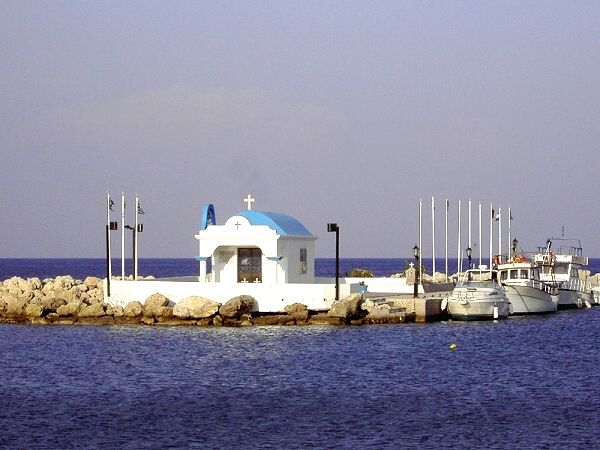 Der Hafen von Faliraki, auf der Mole eine kleine Kapelle