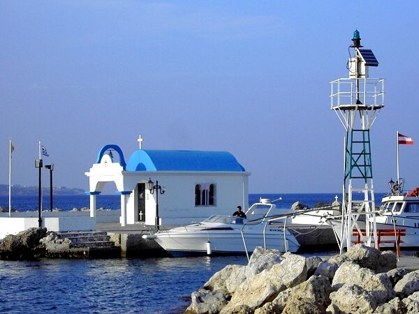 Die Kapelle am Hafen von Faliraki