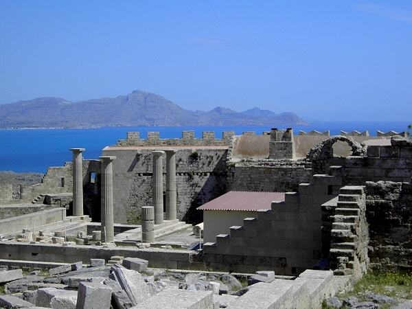 Akropolis von Lindos: antike Sulen neben der Johanniter-Festung