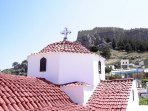 Altstadt von Lindos: die Marien-Kirche, im Hintergrund die Johanniter-Festung