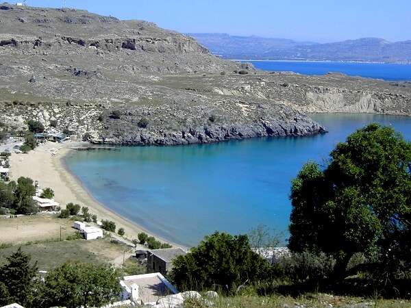 Blick von der Akropolis auf den Strand von Lindos