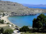 Blick von der Akropolis auf den Strand von Lindos