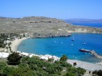 Der Hafen von Lindos, an der Pier das Ausflugsboot aus Faliraki