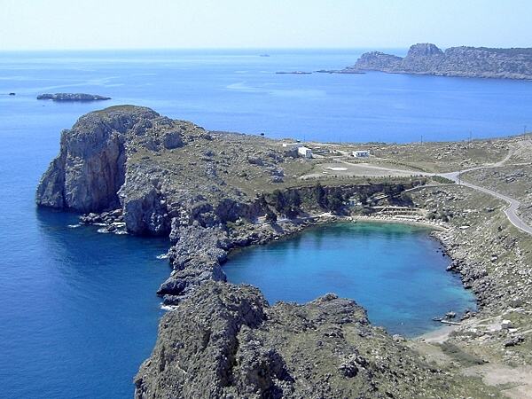 Lindos: Blick von der Akropolis auf die Apostel-Paulus-Bucht