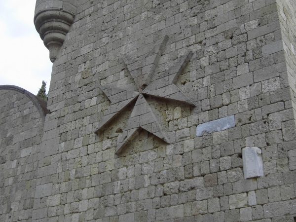 Berg Filerimos: Malteser-Kreuz an der restaurierten Johanniter-Kirche