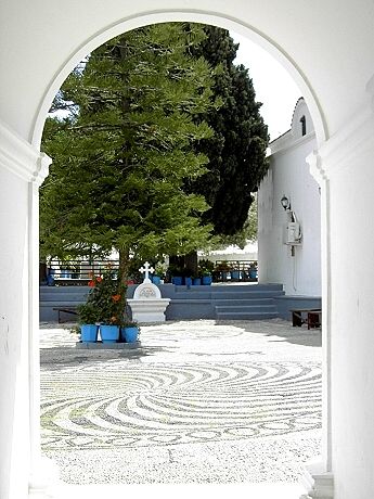 Innenhof der Kirche Agios Archangelos